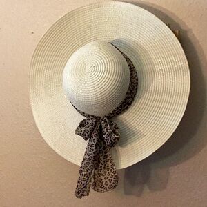 NWOT royal resort wear off-white, large rims, well-made, sun hat with sheer leop